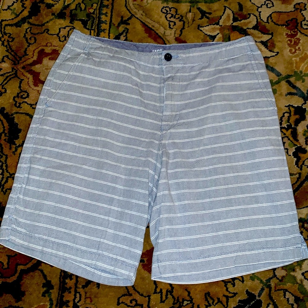 IZOD. Mens nice casual shorts. Size 32